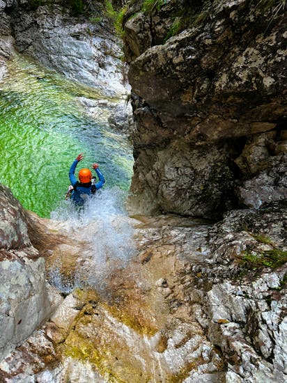 Ein Teilnehmer im Wasser während Canyoning in der Fratarica Schlucht bei Bovec.