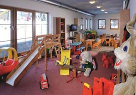 Children play in the cottage of the safe childcare (from 5 months) of the ski school S4 Snowsports Fieberbrunn.