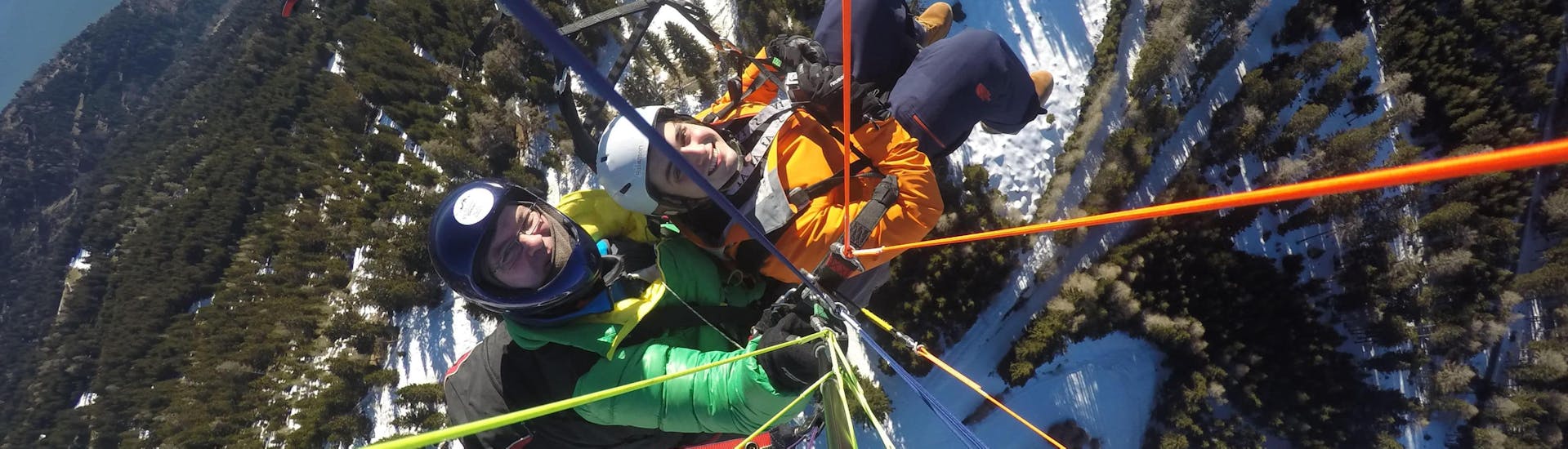 Tijdens het tandem paragliden boven de Ossiacher See in de winter met Flycenter Ossiachersee