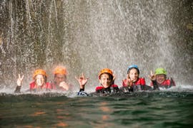 Les participants s'amusent dans le canyon pendant la première expérience de canyoning dans le Rio Nero à Arco avec Mmove - Into Nature Garda Lake.