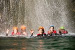 Les participants s'amusent dans le canyon pendant la première expérience de canyoning dans le Rio Nero à Arco avec Mmove - Into Nature Garda Lake.