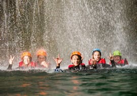 Die Teilnehmer haben Spaß in der Schlucht während der ersten Canyoning-Erfahrung im Rio Nero von Arco mit Mmove - Into Nature Gardasee.