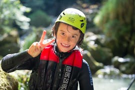 Un enfant s'amuse pendant le canyoning du Rio Nero à partir d'Arco pour les familles avec des enfants - dans la nature du lac de Garde.