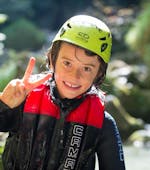 Ein Kind hat Spaß beim Canyoning im Rio Nero von Arco for Families mit Mmove - Into Nature Gardasee.