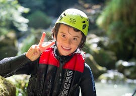 Een kind vermaakt zich in de Canyoning in de Rio Nero van Arco for Families met Mmove - Into Nature Garda Lake.