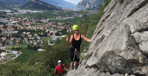 Via Ferrata 92° Congresso - Première expérience avec Mmove - Into Nature Garda Lake Un groupe de participants s'amuse pendant le 92° Congresso de Via Ferrata - Première expérience avec Mmove - Into Nature Garda Lake.