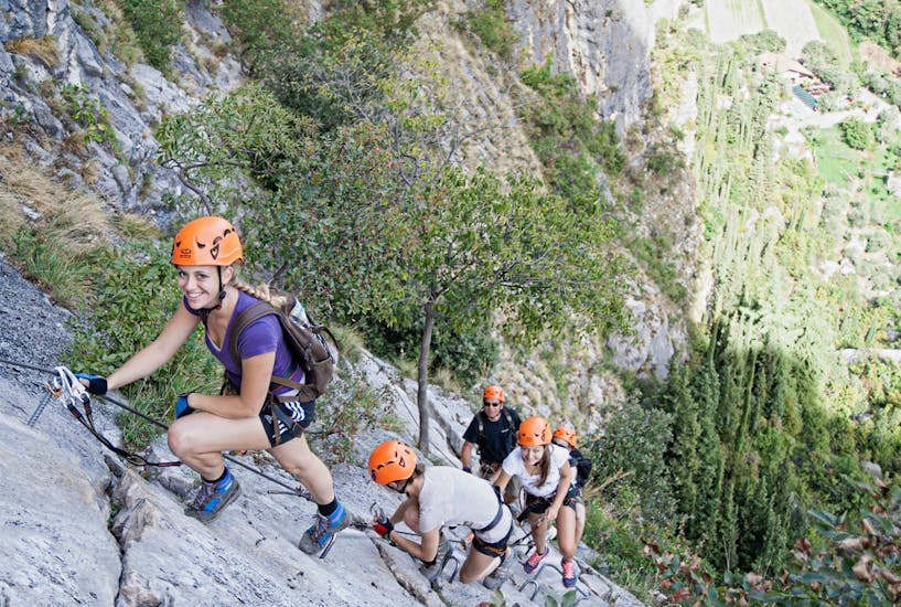 Die Teilnehmer haben viel Spaß bei unserem Klettersteig Colodri in Arco für Einsteiger.