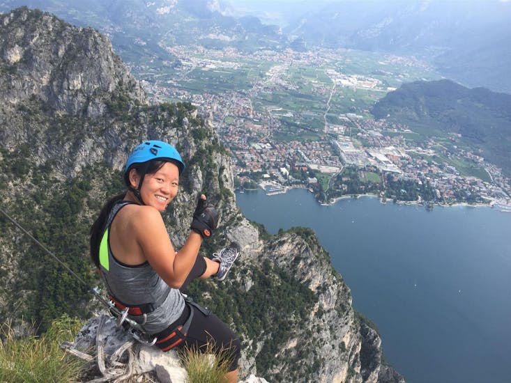 Eine Frau lächelt in die Kamera während des Klettersteigs Cima Capi am Gardasee mit Mmove - Into Nature Garda Lake.
