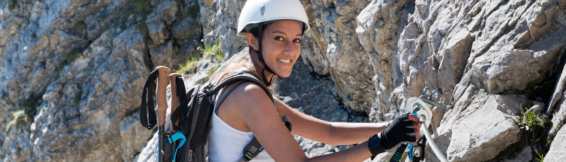 Ein Mädchen vergnügt sich auf dem Klettersteig Schwindelfrei Sentiero dei Contrabbandieri.
