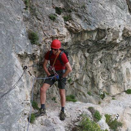 Vía ferrata Vertigo Sentiero dei Contrabbandieri con Mmove - Into Nature Garda Lake Un participante está en la ruta de la Vía ferrata Vertigo Sentiero dei Contrabbandieri con Mmove - Into Nature Garda Lake.