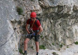 Ein Teilnehmer befindet sich auf dem Pfad des Klettersteigs Sentiero dei Contrabbandieri mit Mmove - Into Nature Gardasee.