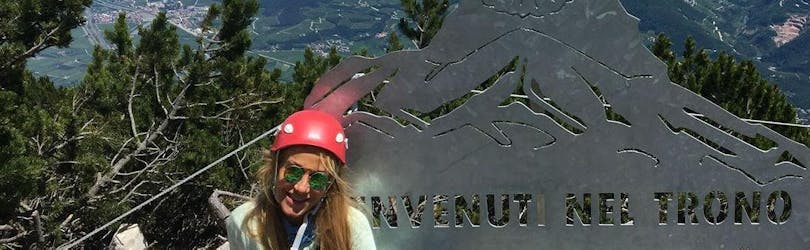 Ein glücklicher Teilnehmer hat gerade den Gipfel des Berges während des Via Ferrata delle Aquile in Paganella - Long Route with Mmove - Into Nature Garda Lake erreicht.