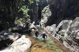 Un groupe de personnes suivent leur guide pendant leur activité Canyoning "La Perle" au Canyon du Tapoul avec B&ABA Sport Nature.
