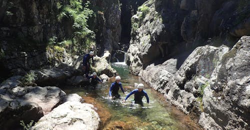 Canyoning in Canyon du Tapoul in the Cévennes with B&ABA Sport Nature Grands Causses A group of people are following their guide during their canyoning activity "La Perle" at the Canyon du Tapoul with B&ABA Sport Nature.
