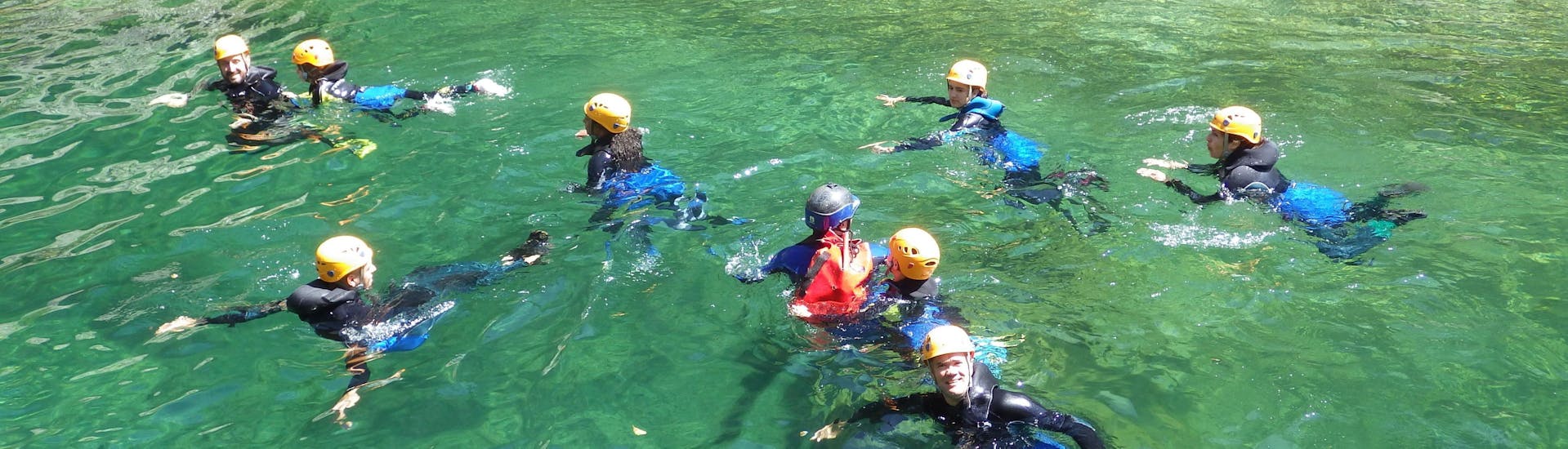 Un groupe de personnes suivent leur guide pendant leur activité Aqua Rando "Plaisir" au Canyon du Pas de Soucy avec B&ABA Sport Nature.