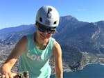 Ein Teilnehmer der Tour Klettersteig am Cima Capi von LOLgarda lächelt in die Kamera.