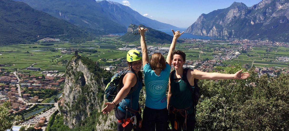 Drie vrienden juichen na het bereiken van de top van de heuvel tijdens de Via Ferrata sul Monte Colodri ad Arco con LOLgarda di LiveOutdoorLife.