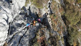 Un gruppo di partecipanti sta scalando la montagna durante la Via Ferrata sul Monte Colodri ad Arco con LOLgarda di LiveOutdoorLife.