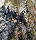 Een groep deelnemers klimt de berg op tijdens de Via Ferrata sul Monte Colodri ad Arco con LOLgarda di LiveOutdoorLife.
