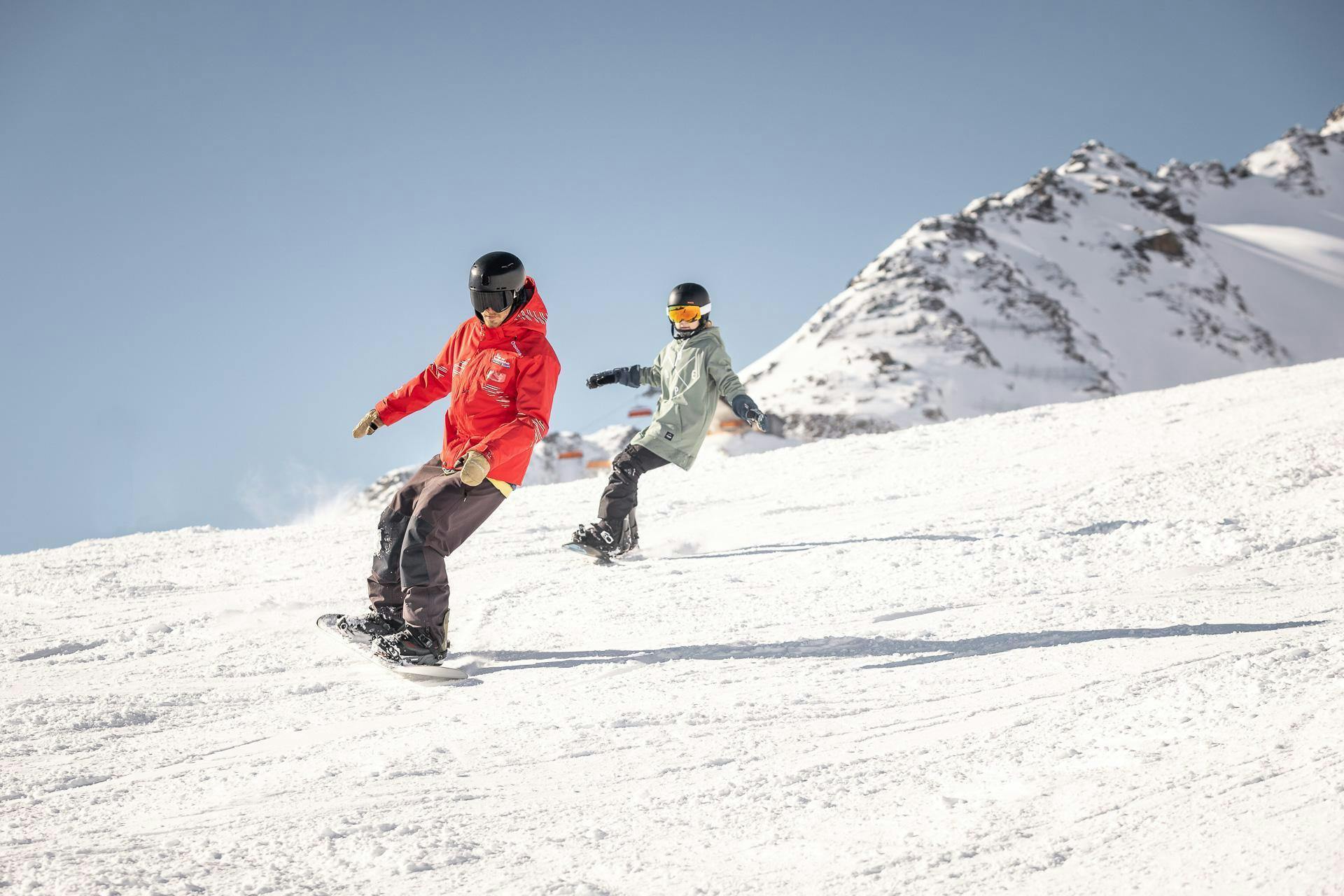 A snowboarder is practicing his front and backside turns during his Private Snowboarding Lessons for Adults - All Levels with the ski school Ski- und Snowboardschule Vacancia.