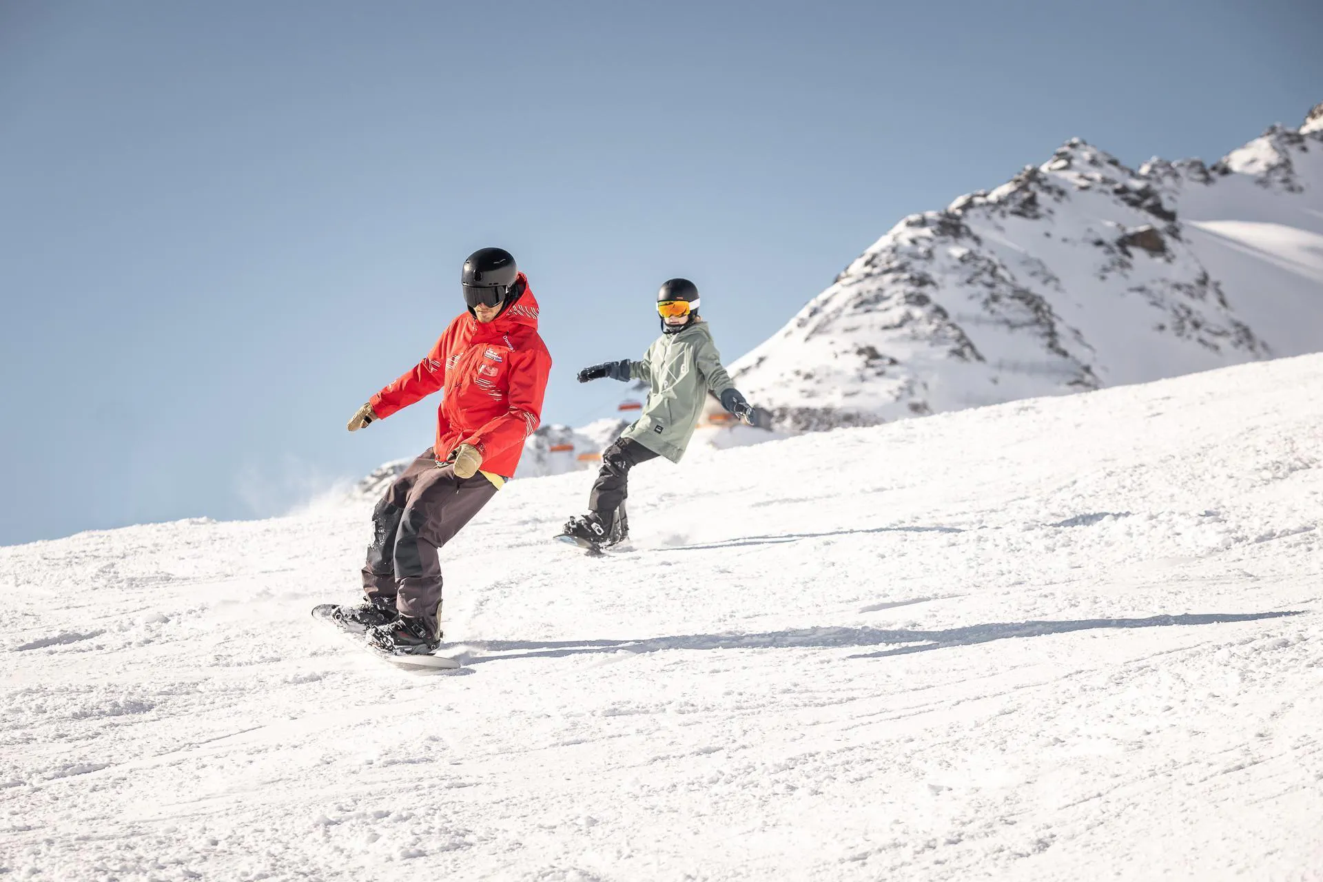 Cours Particuliers de snowboard pour Adultes pour Tous Niveaux avec l'école de ski Vacancia Sölden Un snowboarder s'entraîne à faire des virages avant et arrière pendant ses cours particuliers de snowboard pour adultes - tous niveaux avec l'école de ski Ski- und Snowboardschule Vacancia.