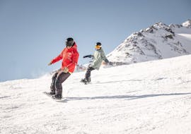 Uno snowboarder si esercita nelle curve front e backside durante le lezioni private di snowboard per adulti - tutti i livelli con la scuola di sci Ski- und Snowboardschule Vacancia.