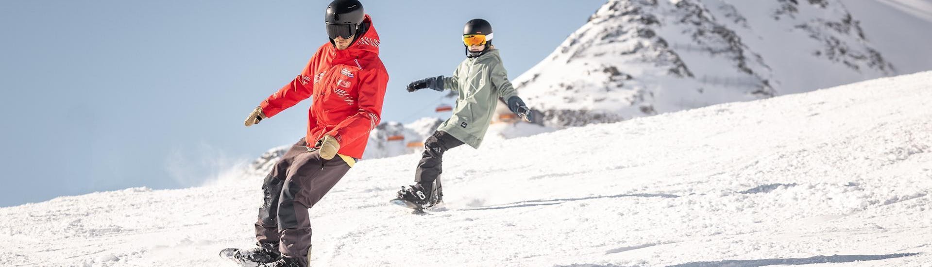 Un snowboarder s'entraîne à faire des virages avant et arrière pendant ses cours particuliers de snowboard pour adultes - tous niveaux avec l'école de ski Ski- und Snowboardschule Vacancia.