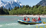 Beim Soft Rafting für Gruppen (ab 4 Personen) auf der Loisach mit Bavariaraft paddelt eine Familie durch die spektakuläre bayerische Landschaft.
