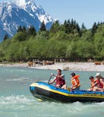 Beim Soft Rafting für Gruppen (ab 4 Personen) auf der Loisach mit Bavariaraft paddelt eine Familie durch die spektakuläre bayerische Landschaft.