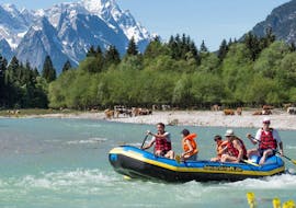 A family is rafting through the spectacular Bavarian landscape during the Soft Rafting for Groups (4+ ppl.) on the Loisach with Bavariaraft.