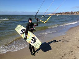A windsurfer coming out of the sea during Kitesurfing Lessons "Basic Course" in Thiessow with ProBoarding Rügen.