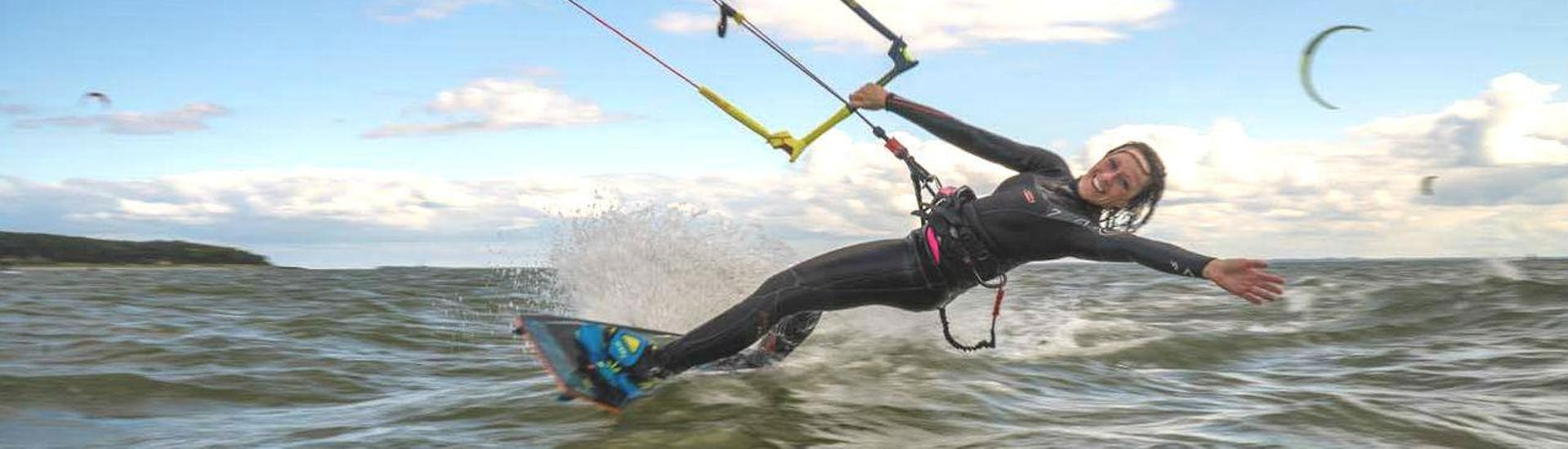 A kitesurfer on the sea during Kitesurfing Lessons "Refresh" in Thiessow with ProBoarding Rügen.