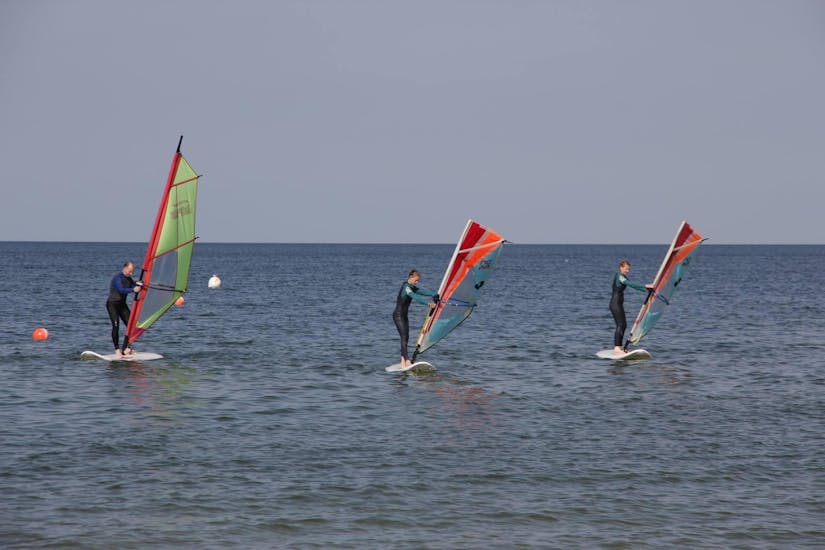 Foto einer Gruppe von Personen während des Windsurfing-Schnupperkurses für Anfänger - Binz mit Wassersport Binz