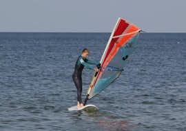 Windsurfing Schnupperkurse für Einsteiger - Binz bei Wassersport Binz Foto eines Mannes während seines Windsurfing-Schnupperkurses für Anfänger - Binz bei Wassersport Binz.