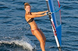Foto einer Frau während ihres Windsurfing-Kurses für Anfänger - Binz bei Wassersports Binz.