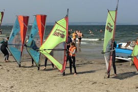 Foto von Kindern beim Windsurfing-Kurs für Kinder - Binz bei Wassersports Binz.