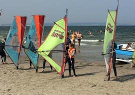 Windsurfing-Kurse für Kinder - Binz mit Wassersports Binz Foto von Kindern beim Windsurfing-Kurs für Kinder - Binz bei Wassersports Binz.