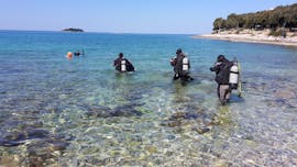 PADI Scuba Diver in der Bucht von Porto Sole für Anfänger mit Starfish Diving Center Vrsar.