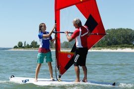 Ein Lehrer vom Wassersportcenter Heiligenhafen erklärt das Windsurfen während der Windsurfing-Schnupperstunde - Heiligenhafen.
