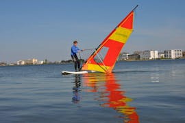 A windsufer on the lake during Windsurfing for Beginners in Heiligenhafen with Wassersportcenter Heiligenhafen.