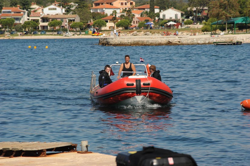 A boat returning to the coast during SSI Junior Open Water Diver Course in Rovinj (10-14 y) with Rovinj Sub Diving Center.