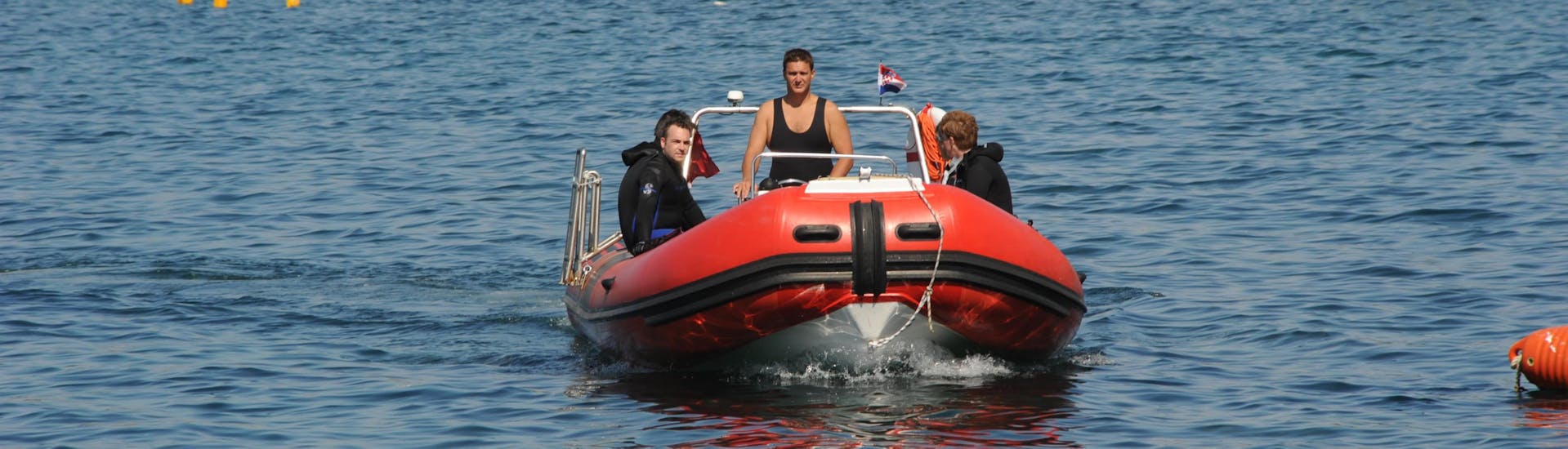 Una barca che ritorna sulla costa durante il corso SSI Junior Open Water Diver a Rovigno (10-14 anni) con il Rovinj Sub Diving Center.