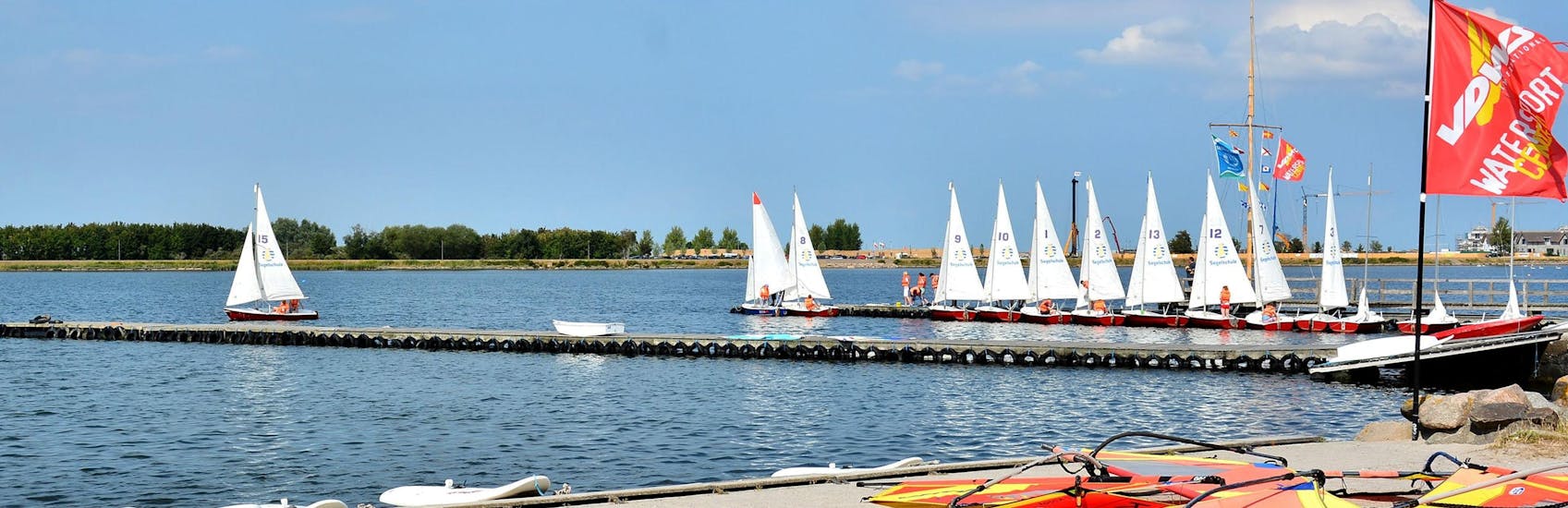 Ein Blick auf den See mit mehreren Booten während des Windsurfingkurses für Fortgeschrittene - Heiligenhafen mit dem Wassersportcenter Heiligenhafen.