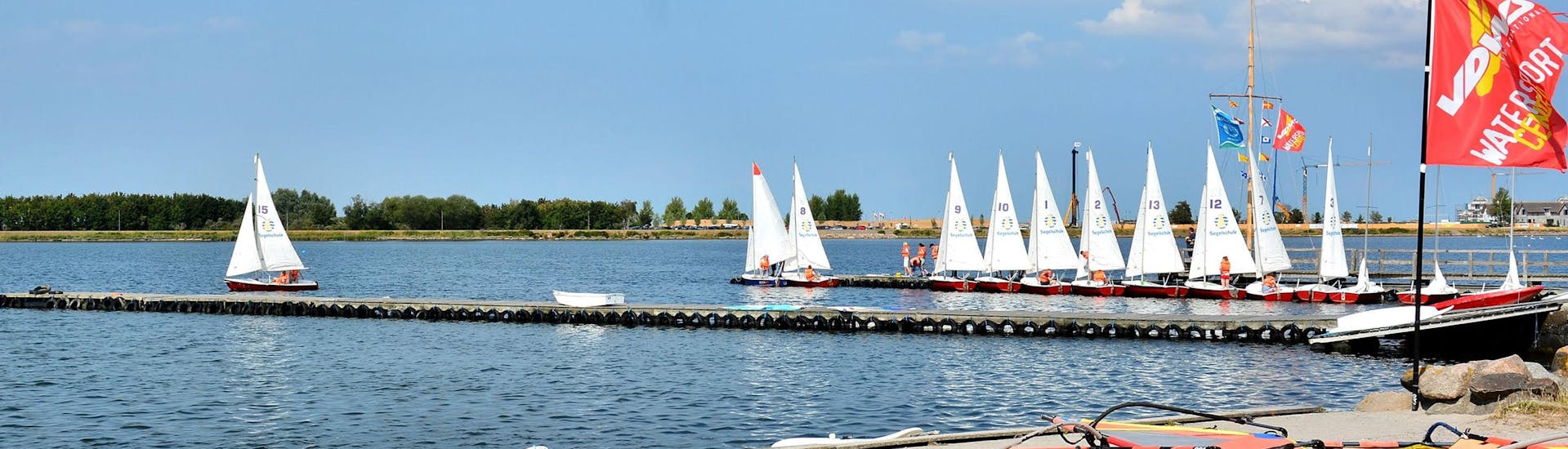 Ein Blick auf den See mit mehreren Booten während des Windsurfingkurses für Fortgeschrittene - Heiligenhafen mit dem Wassersportcenter Heiligenhafen.