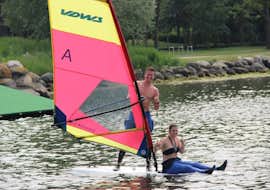 Windsurfingkurs "SAC Step Basic" - Heiligenhafen mit Wassersportcenter Heiligenhafen Ein Windsurfer auf dem See während des Windsurfing-Kurses "SAC Step Basic" - Heiligenhafen mit dem Wassersportcenter Heiligenhafen.