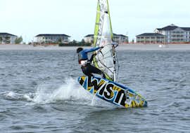 Windsurfing-Kurs "SAC Step Pro" - Heiligenhafen mit Wassersportcenter Heiligenhafen Ein Windsurfer macht Tricks während des Windsurfing-Kurses "SAC Step Pro" - Heiligenhafen mit dem Wassersportcenter Heiligenhafen.