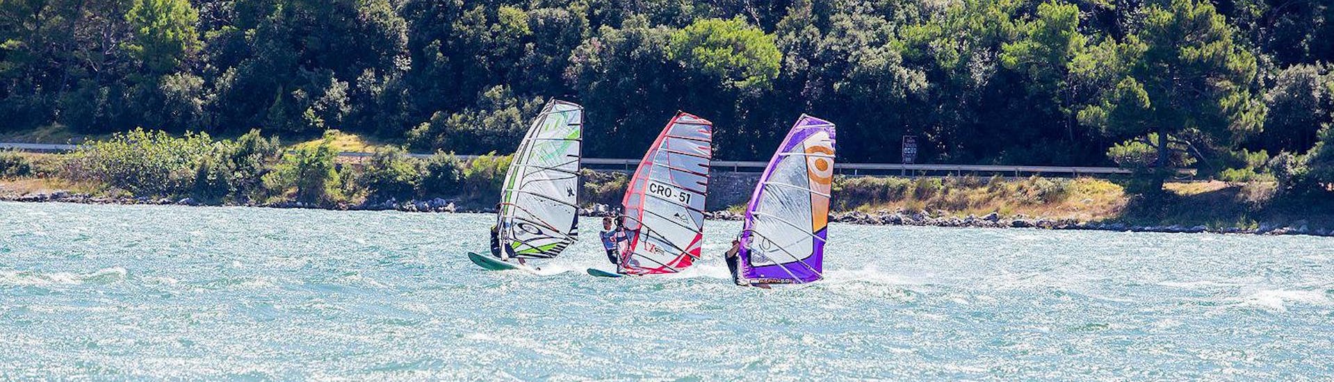 Basic Windsurfing Lessons (from 9 y.) in Pomer.