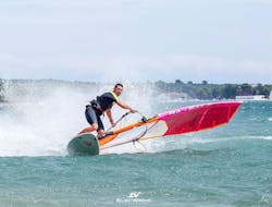 Lezioni di windsurf a Pomer da 9 anni con Windsurfing Centar Pomer.