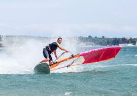 Cours de windsurf à Pomer (dès 9 ans) avec Windsurfing Centar Pomer Cours de windsurf à Pomer (dès 9 ans) avec Windsurfing Centar Pomer.