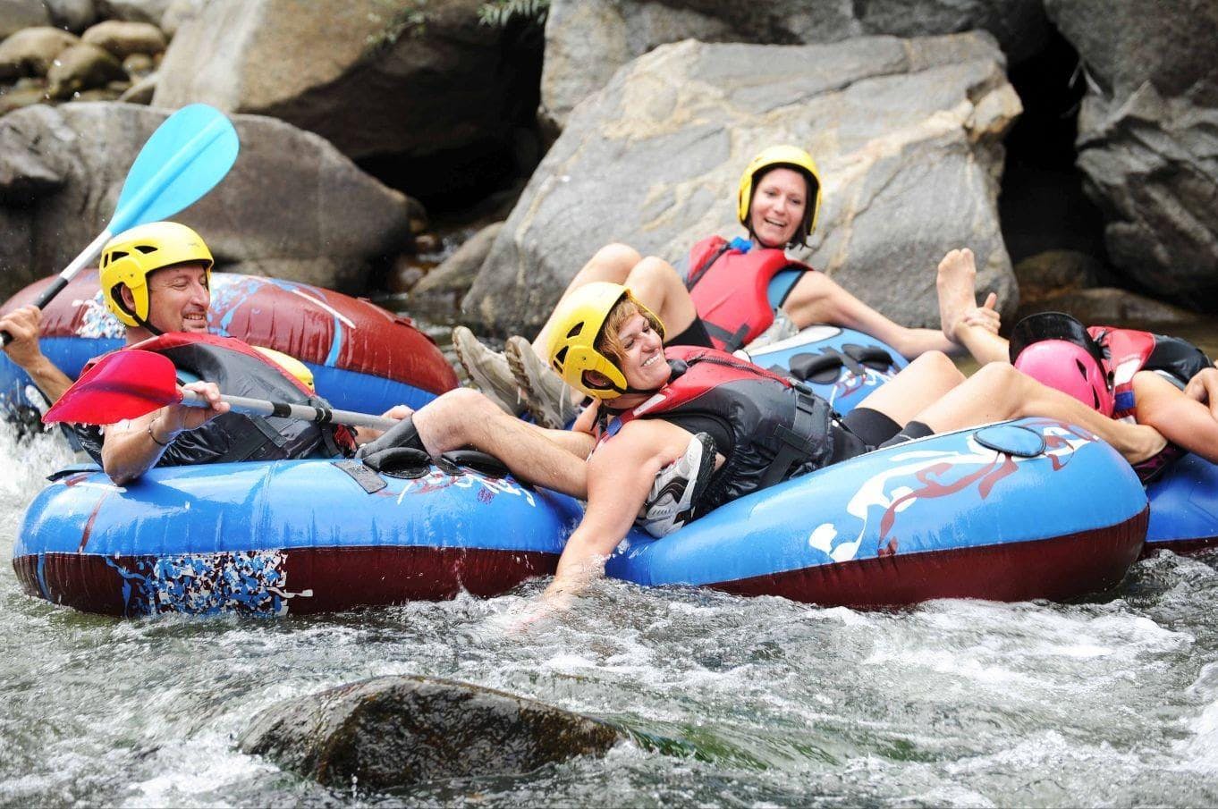 Tubing sur la Têt - Descente de rivière en bouée avec Extérieur Nature Pyrenees Un groupe d'amis s'amusent pendant leur activité de Tubing sur la Têt - Descente de rivière en bouée avec Extérieur Nature.